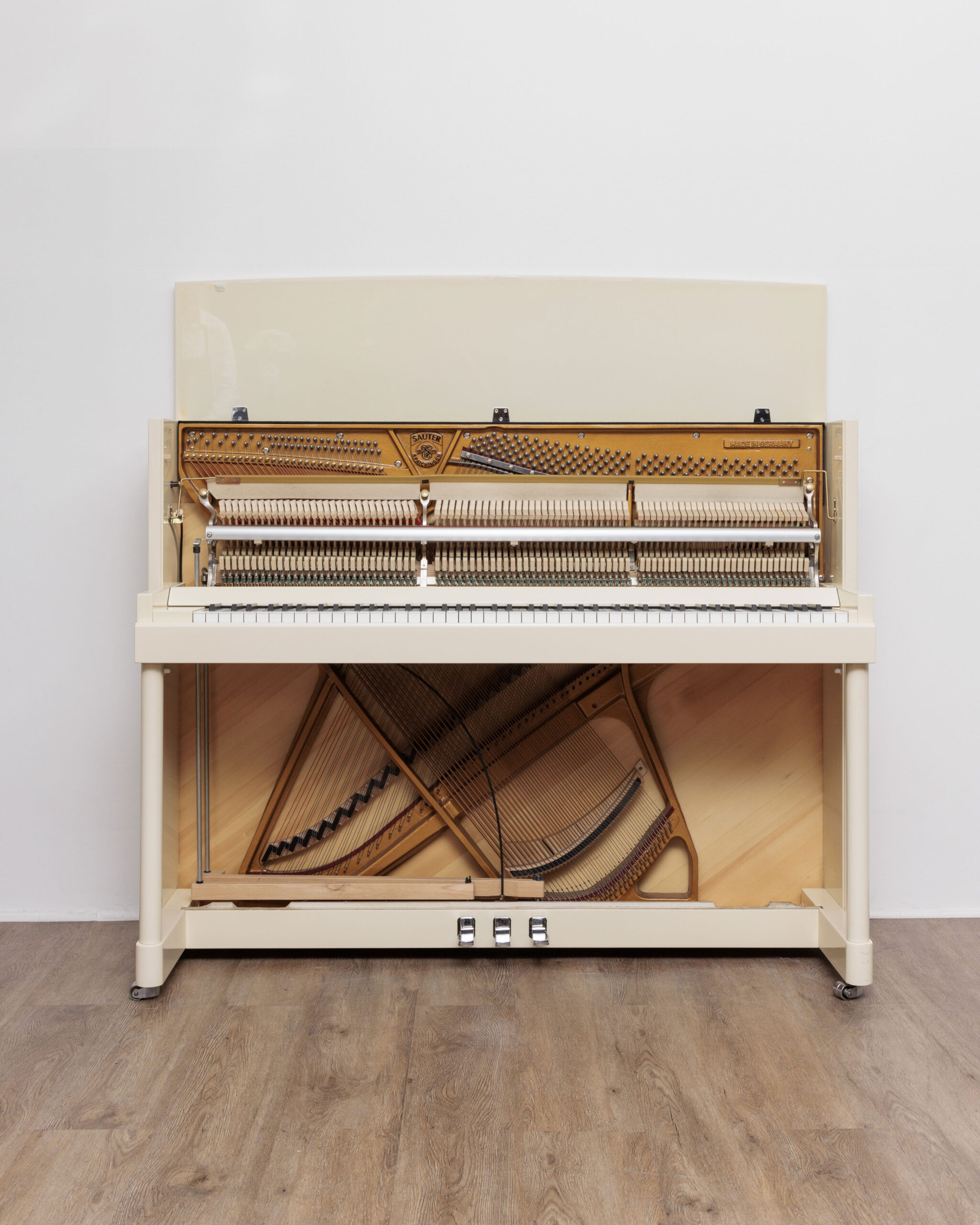 209_1 Pianos droits design LC