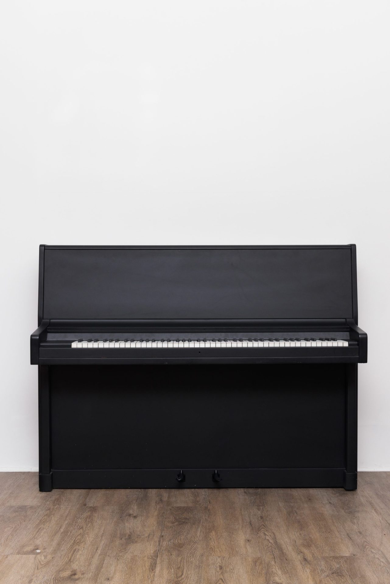 37 Pianos droits design LC