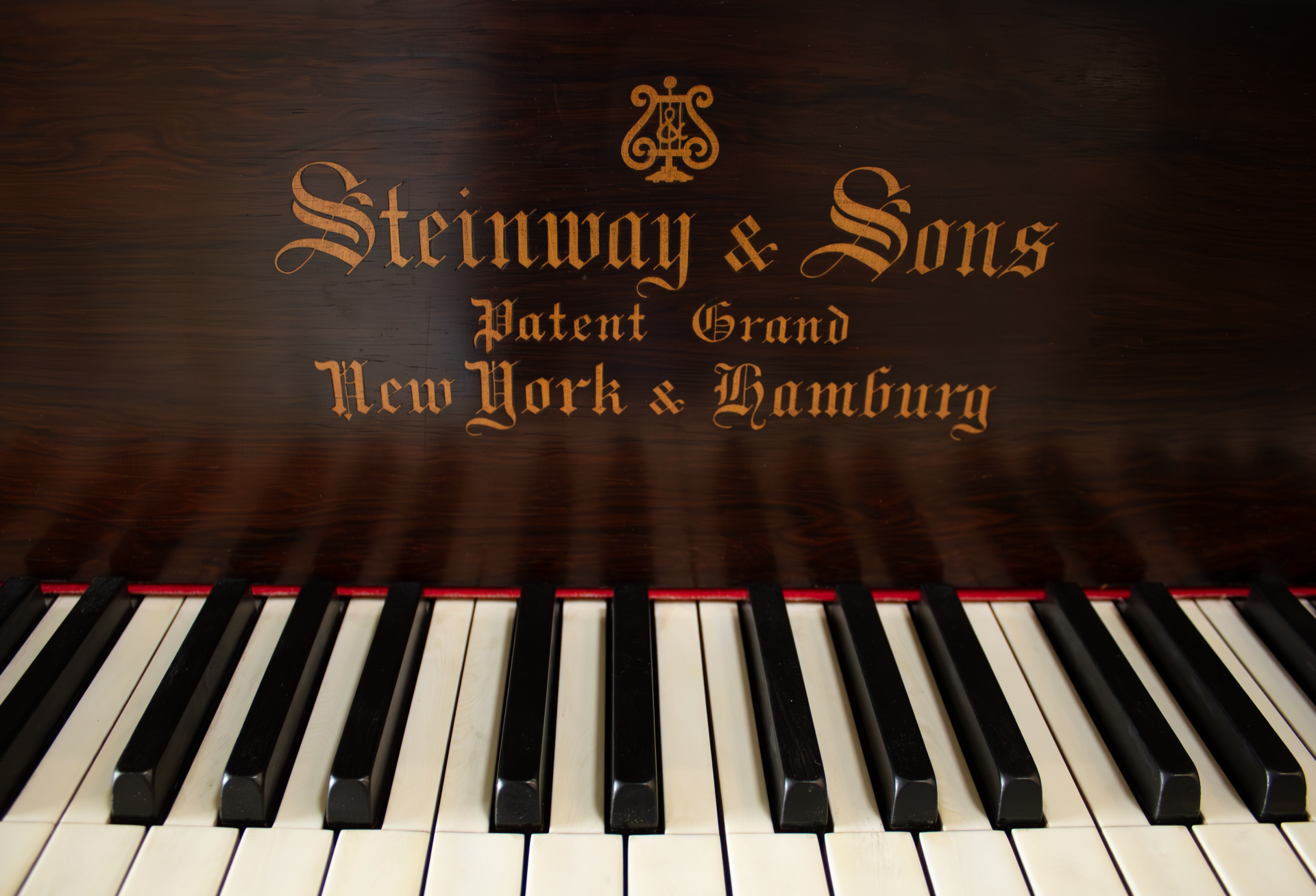 logo-Steinway.dppianos Steinway & Sons A Billard