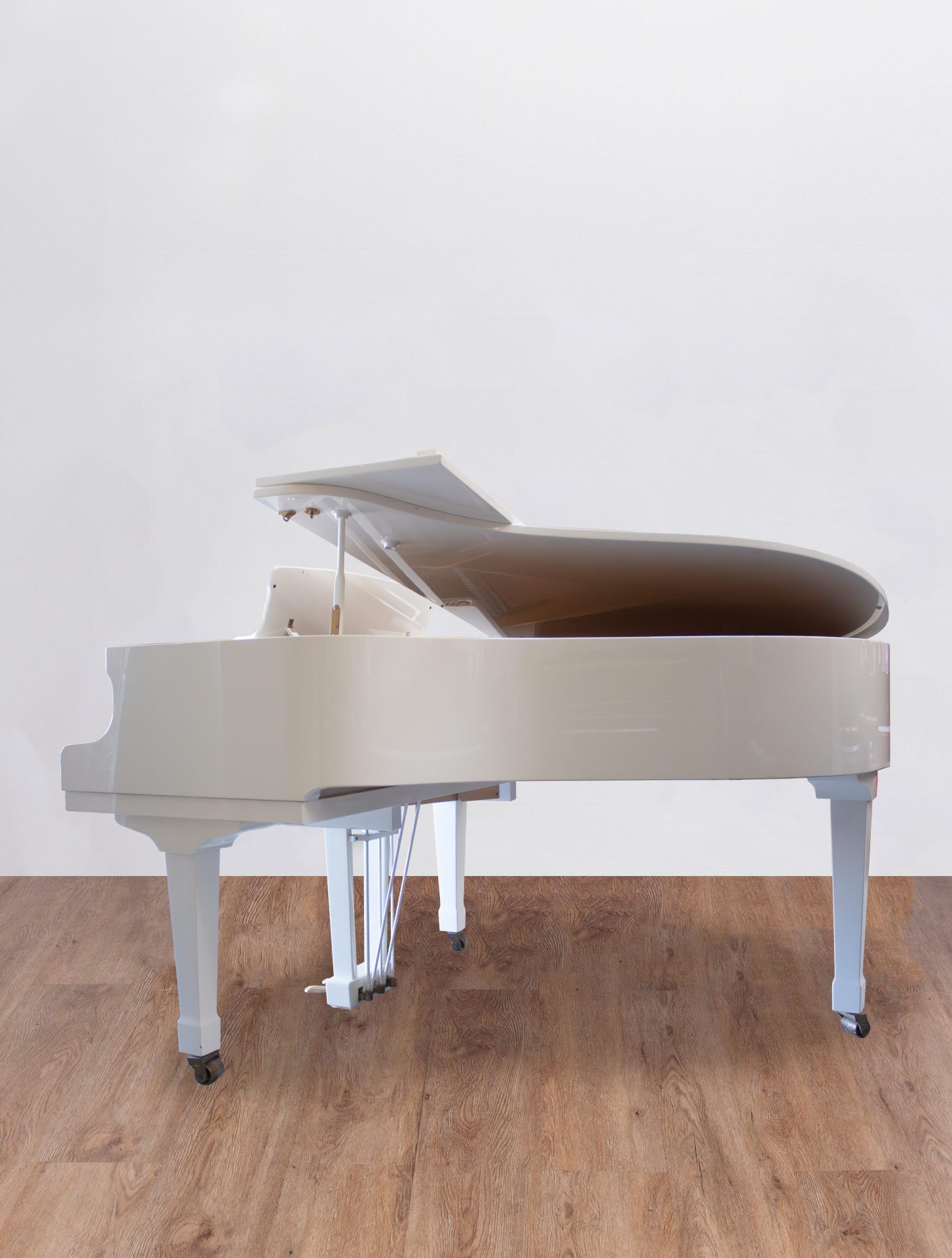 Petrof-blanc-coté-queu Petrof PIV Récital