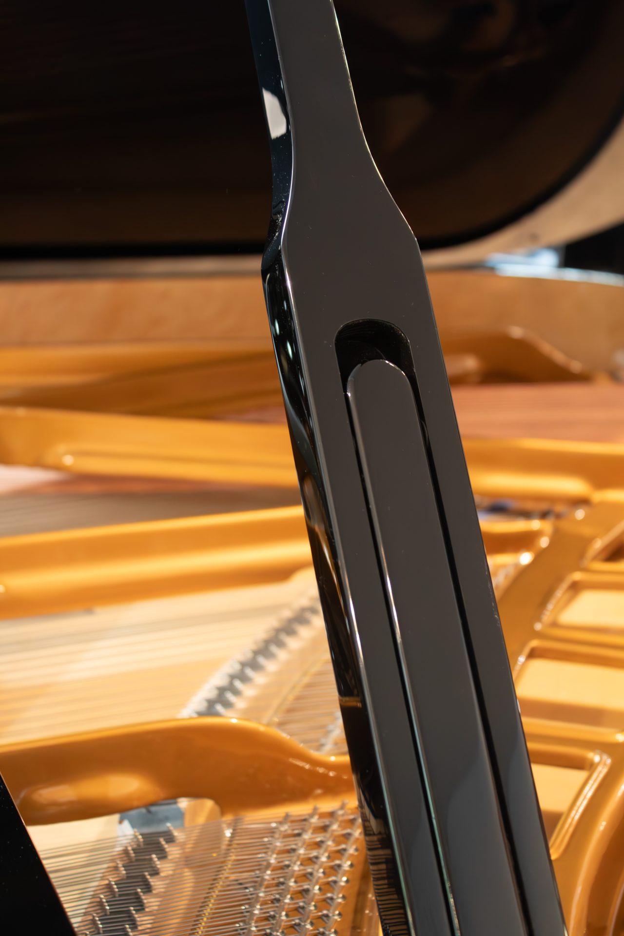 bluthner-model10-bequille piano bluthner model 10 vue intérieure partielle cadre corde et béquille