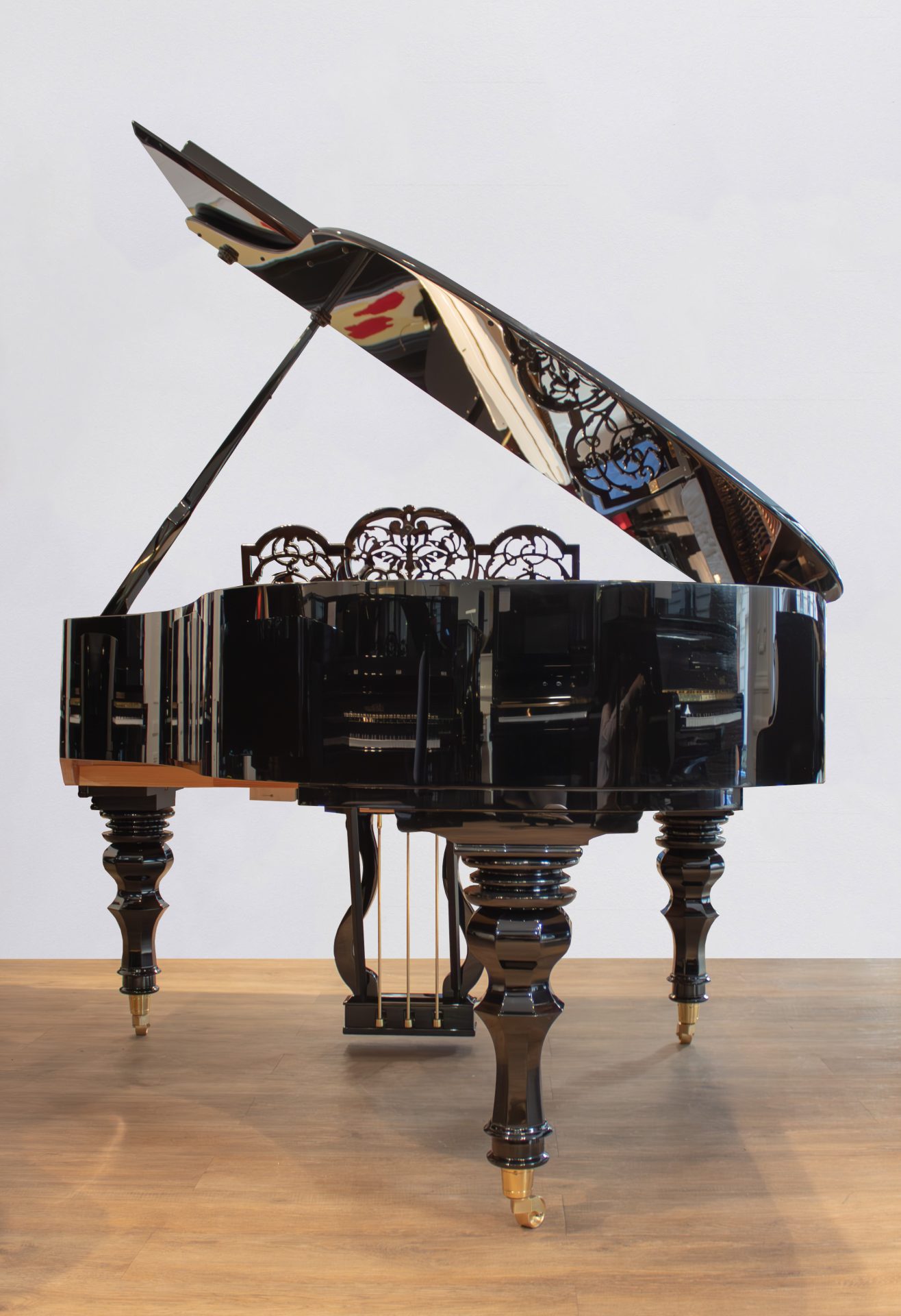 bluthner-model10-dos piano bluthner model 10 vu de dos, meuble noir brillant