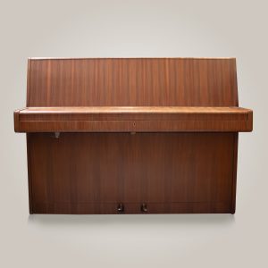 August.F-clavier-fermé-DPpianos