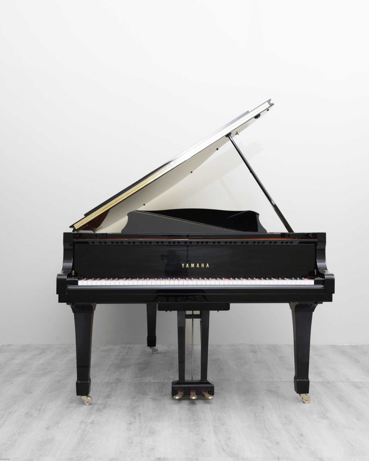 Yamaha-C1-QUART-QUEUE-clavier-cylindre-ouvert-DPpianos