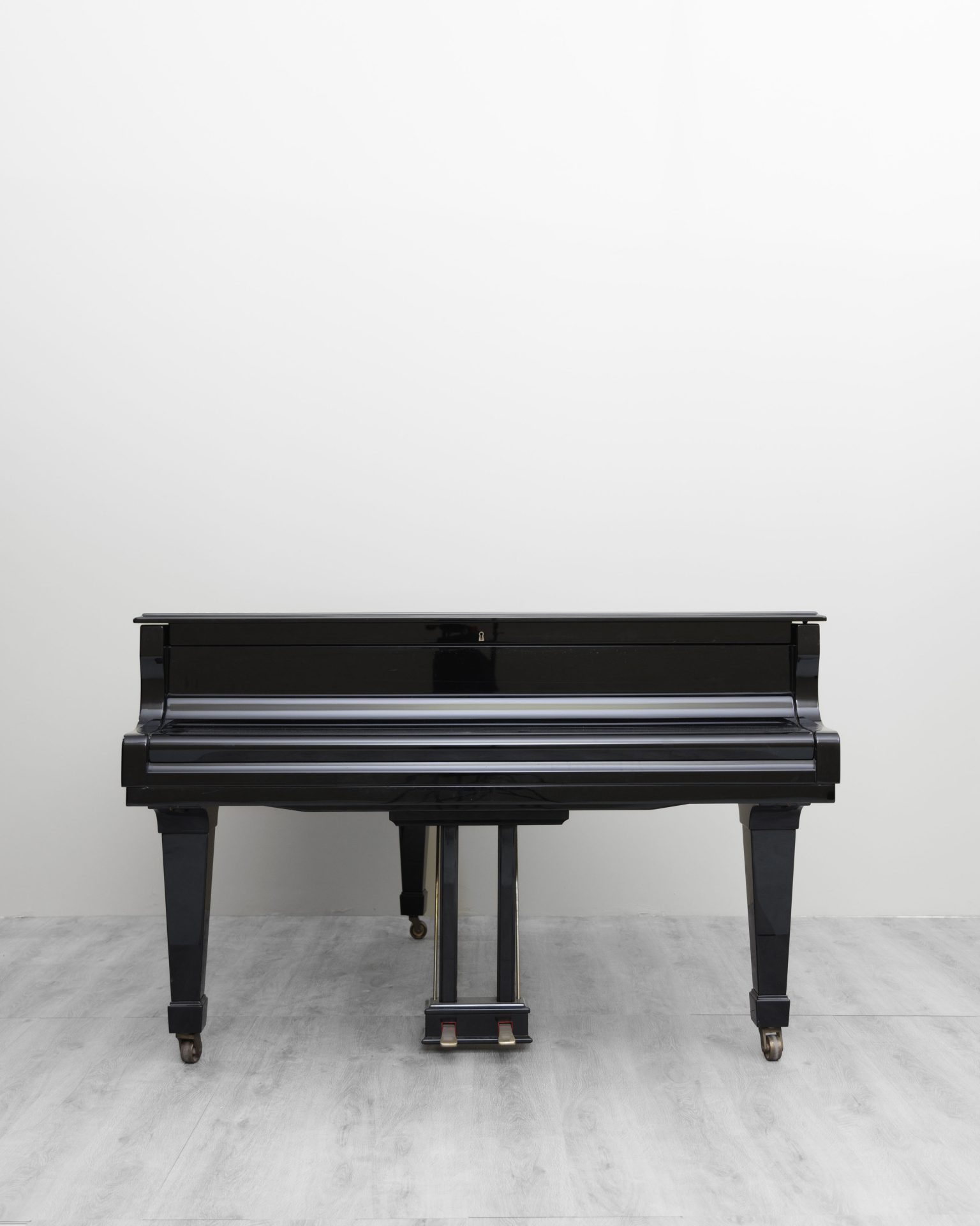 Yamaha-C1-QUART-QUEUE-clavier-fermé-DPpianos